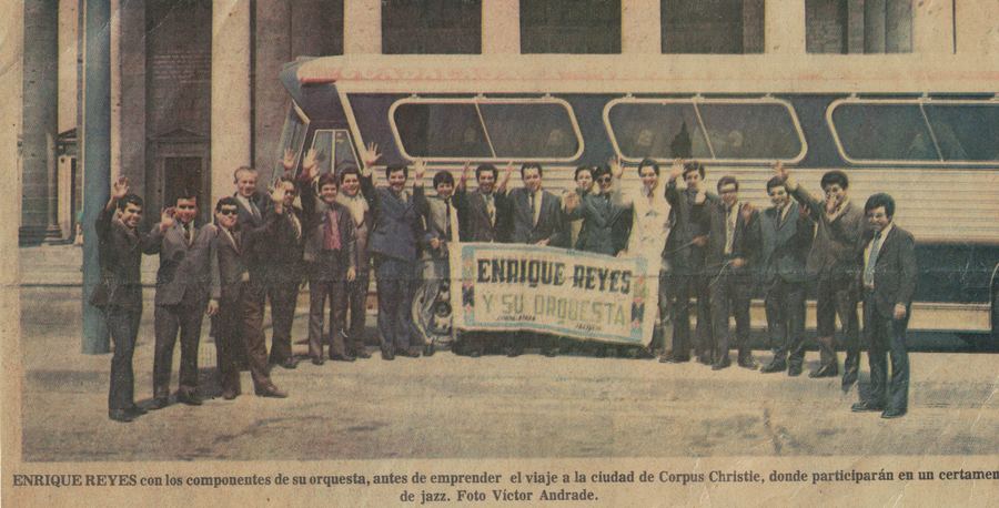 Recorte de prensa con los músicos de la orquesta frente al autobús antes de salir de gira