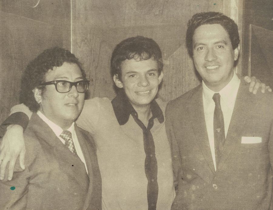Fotografía antigua de Enrique Reyes acompañado del cantante José José