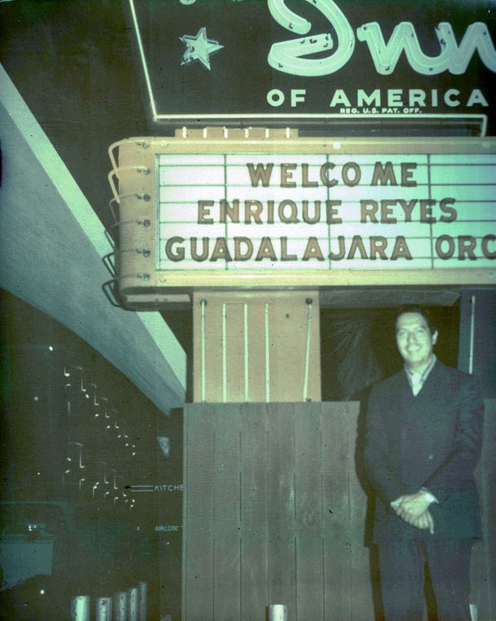 Enrique Reyes junto a una marquesina en Estados Unidos que da la bienvenida a la orquesta de Guadalajara