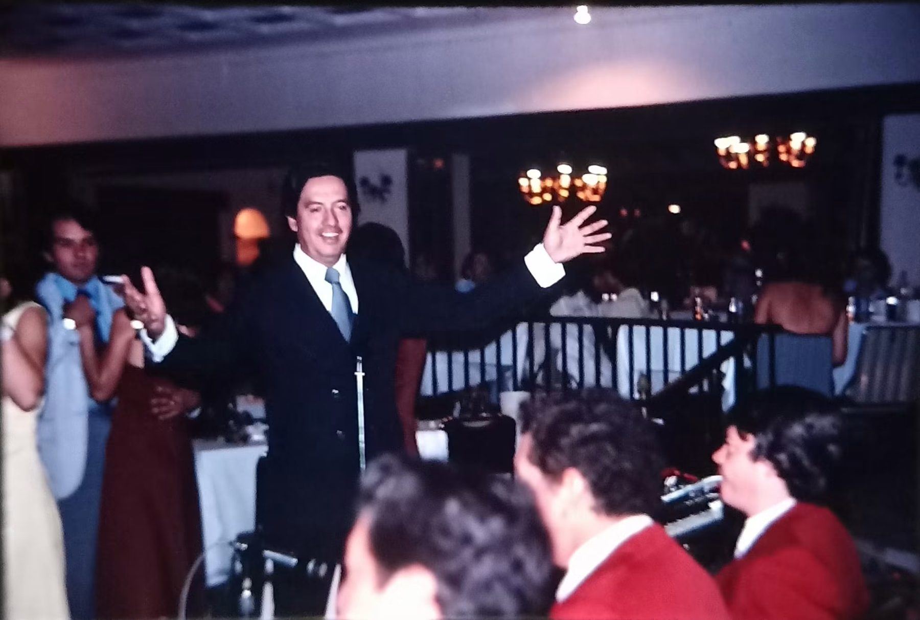 Marco Reyes dirigiéndose al público durante un baile