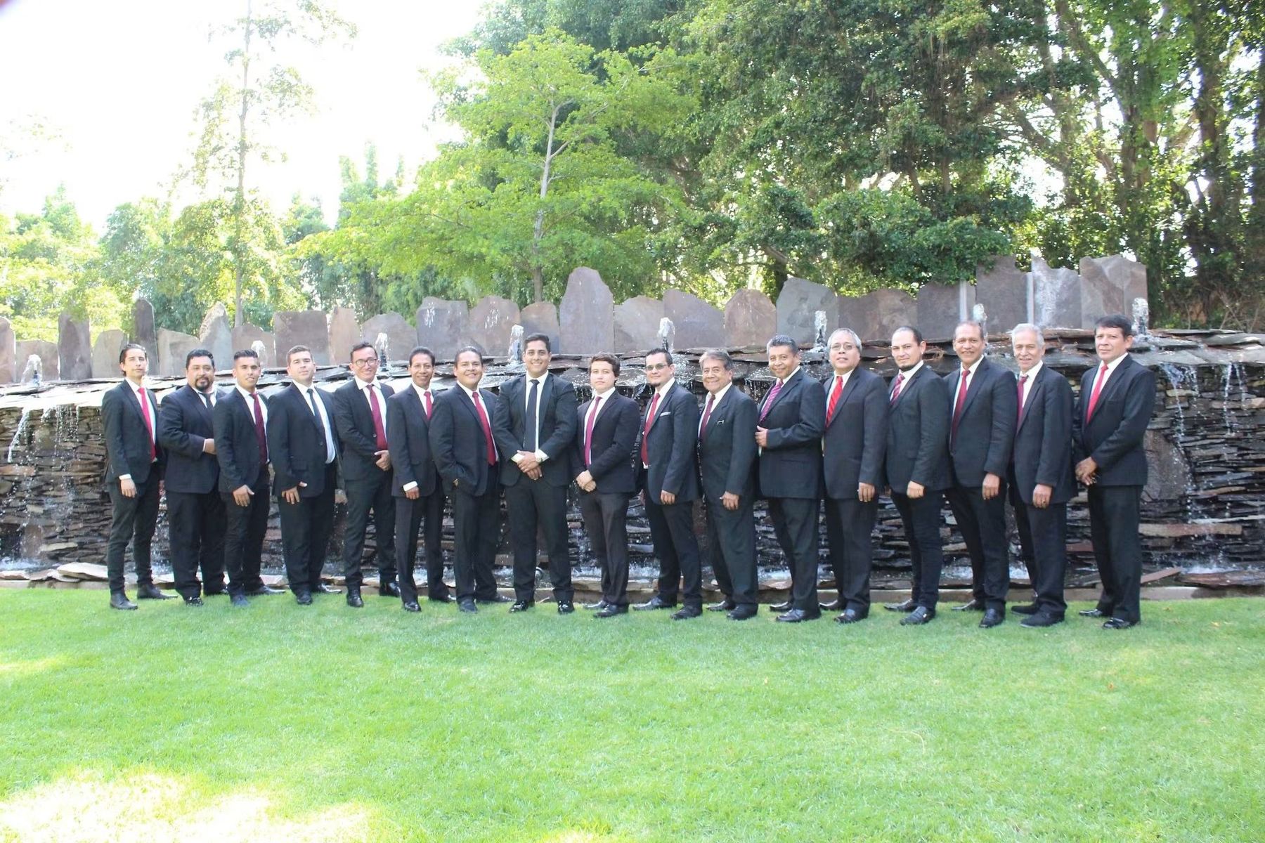 Formación completa de la Orquesta Enrique Reyes